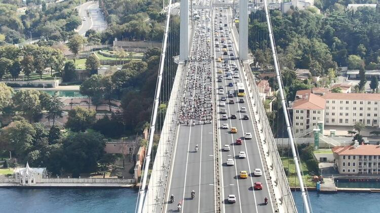 Yüzlerce motosikletli köprüden geçti