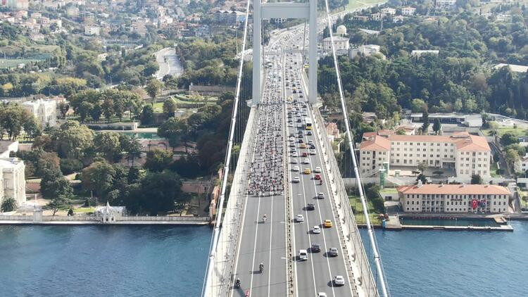 Yüzlerce motosikletli köprüden geçti