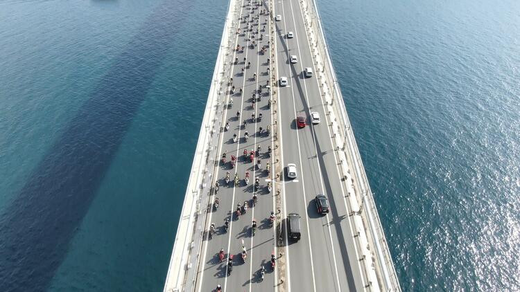 Yüzlerce motosikletli köprüden geçti