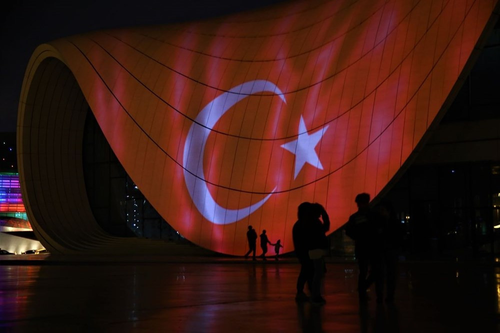 Bakü'de büyüleyen görüntü! Türk bayrağı yansıtıldı