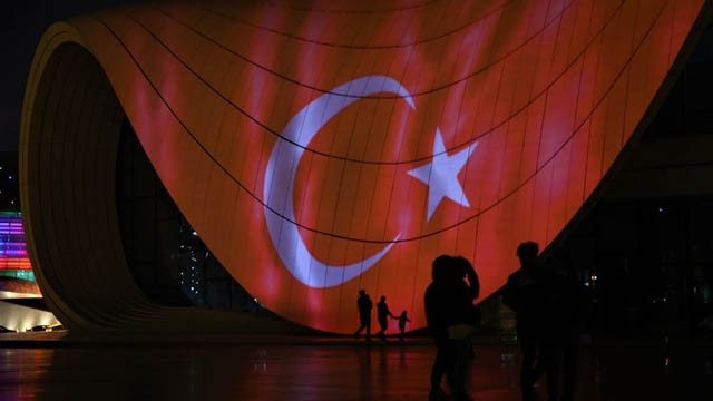 Bakü'de büyüleyen görüntü! Türk bayrağı yansıtıldı