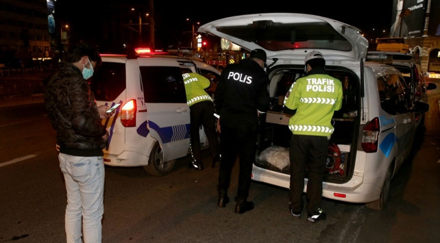 Karantinada olması gerekirken yemek servisinde yakalandı
