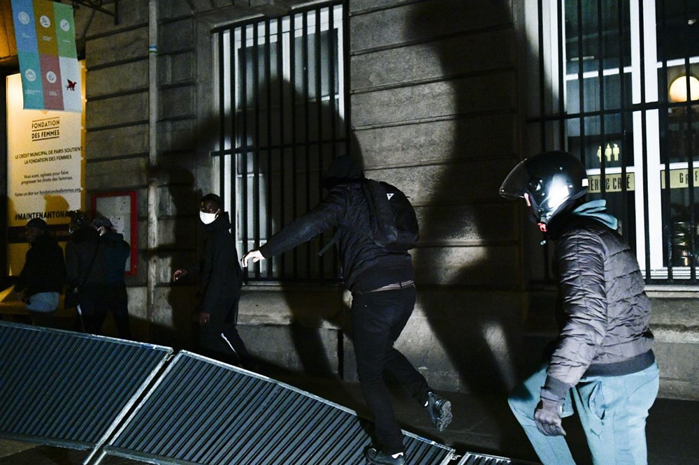 Fransa'da ''Macron istifa'' sesleri! Binlerce kişi sokağa indi