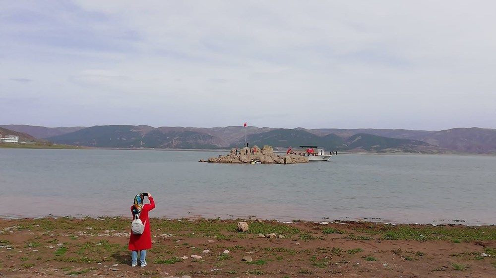Barajın suyu çekilince, yürüyerek gidilmeye başlandı!
