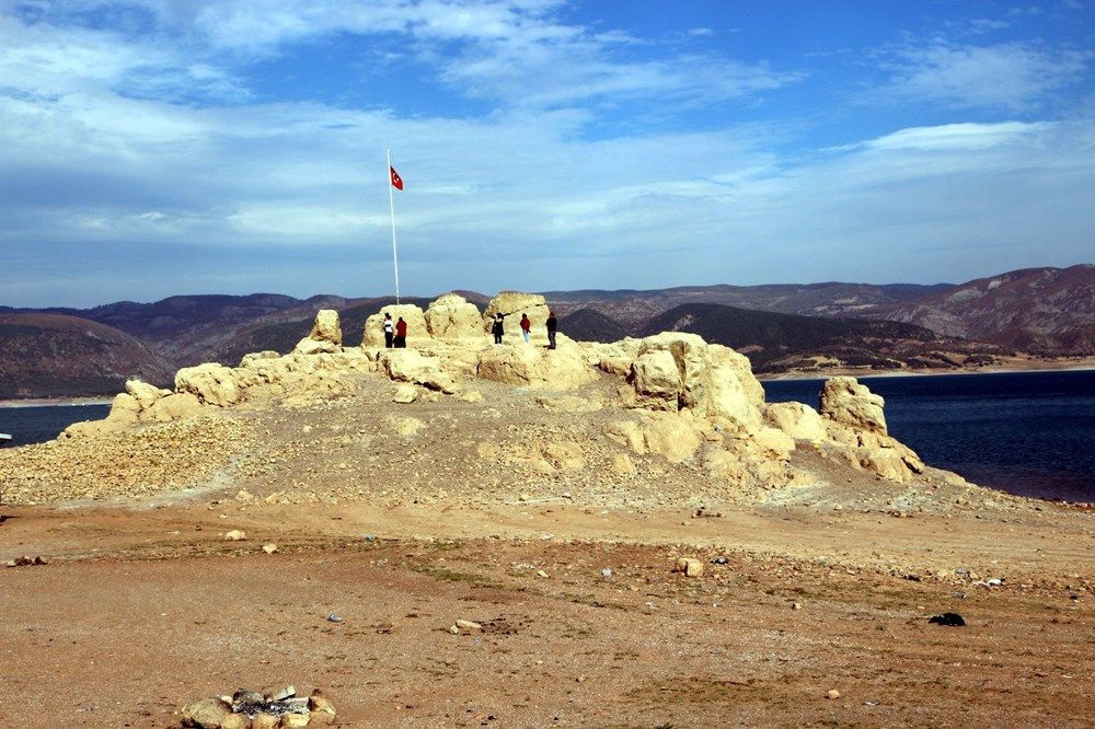 Barajın suyu çekilince, yürüyerek gidilmeye başlandı!