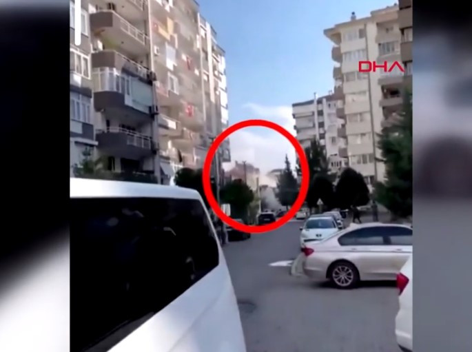 İzmir depreminde binanın çökme anı kamerada