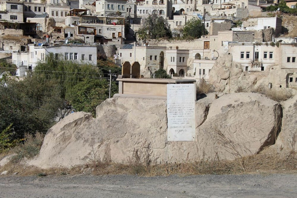 Kaya üzerinde bulunan mezar, turistlerin büyük ilgisini çekiyor