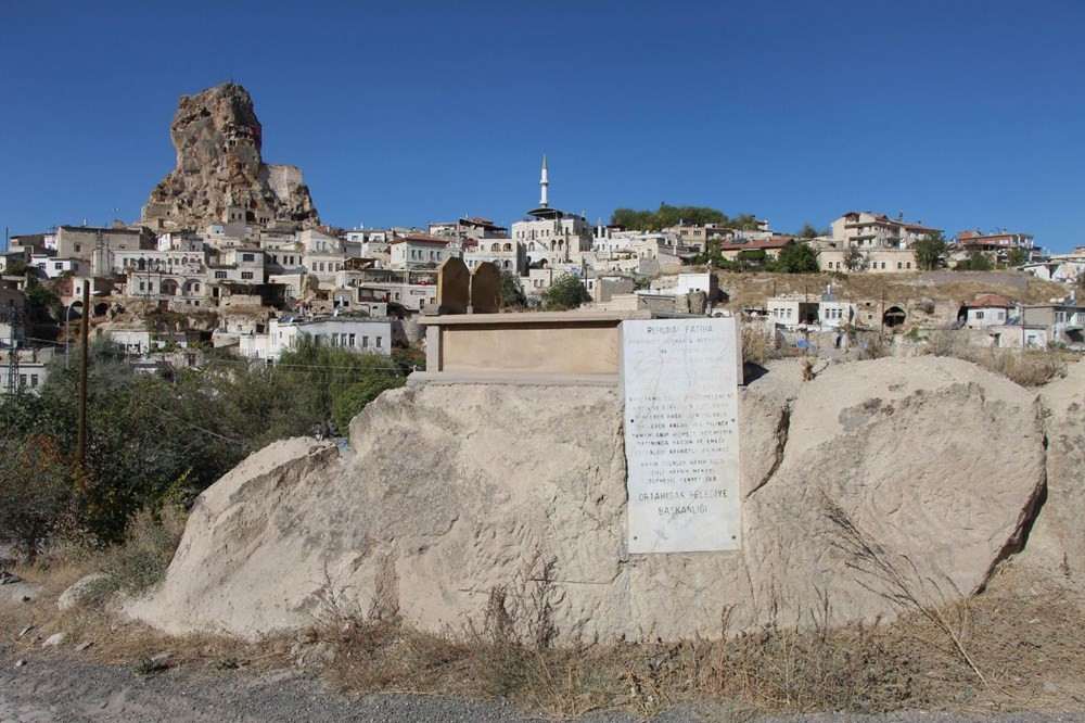 Kaya üzerinde bulunan mezar, turistlerin büyük ilgisini çekiyor