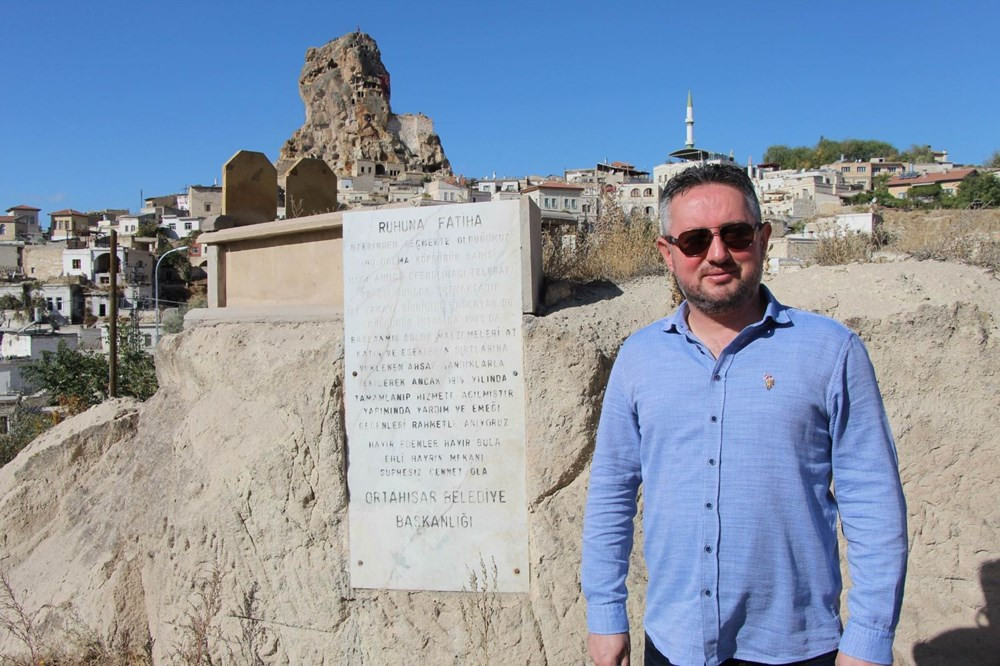 Kaya üzerinde bulunan mezar, turistlerin büyük ilgisini çekiyor