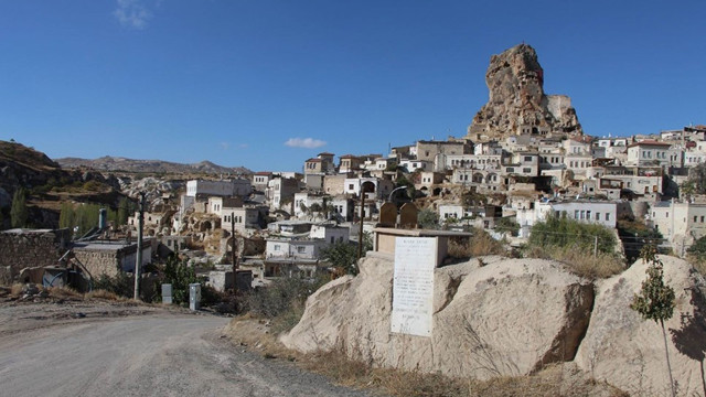 Kaya üzerinde bulunan mezar, turistlerin büyük ilgisini çekiyor