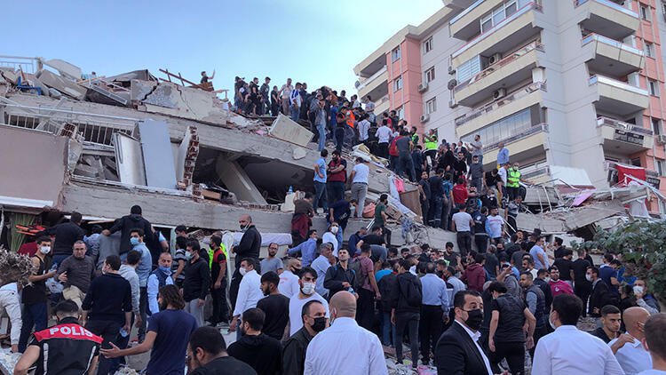 İzmir Valisi son durumu açıkladı: 70'e yakın kişi sağ kurtarıldı