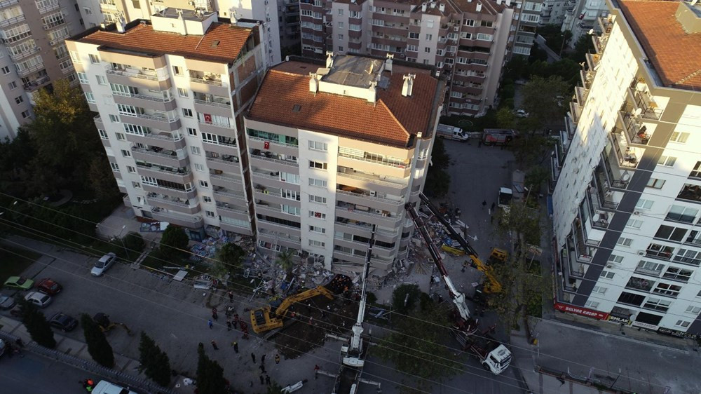 Depremde ilk 3 katı çöküp yan yatan binayı iş makineleri tutuyor