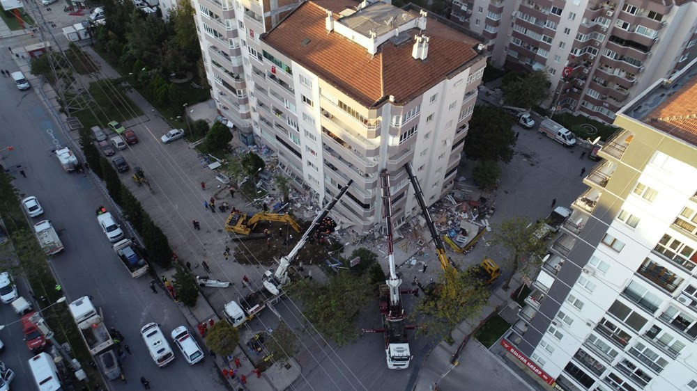 Depremde ilk 3 katı çöküp yan yatan binayı iş makineleri tutuyor