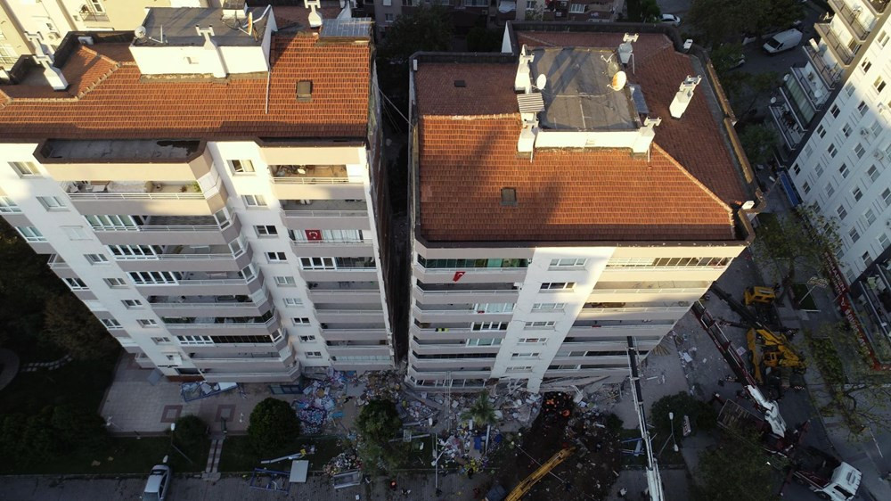 Depremde ilk 3 katı çöküp yan yatan binayı iş makineleri tutuyor