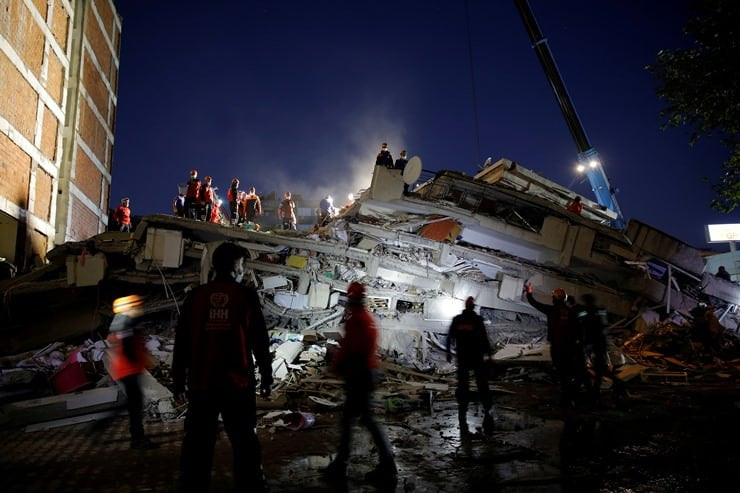 Reuters, İzmir depremini dünyaya bu karelerle duyurdu