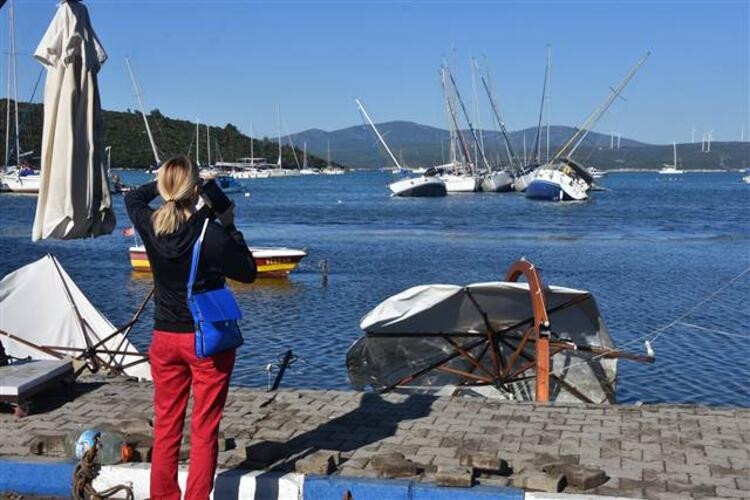 Tsunami meydana gelen Seferihisar'da deniz çekildi