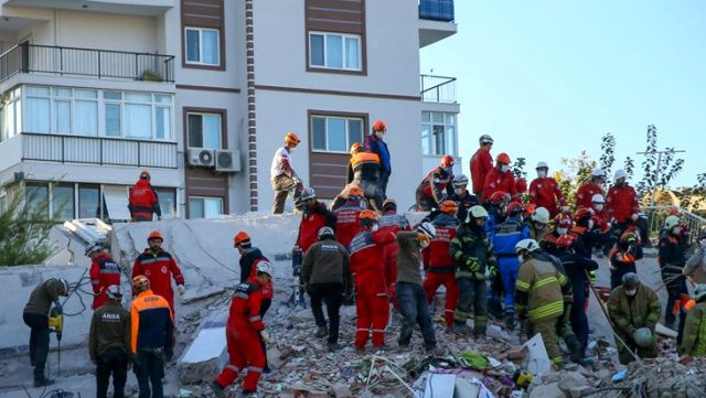İzmir'den 26 saat sonra sevindiren haber: Enkazdan sağ çıkarıldı - Resim : 1