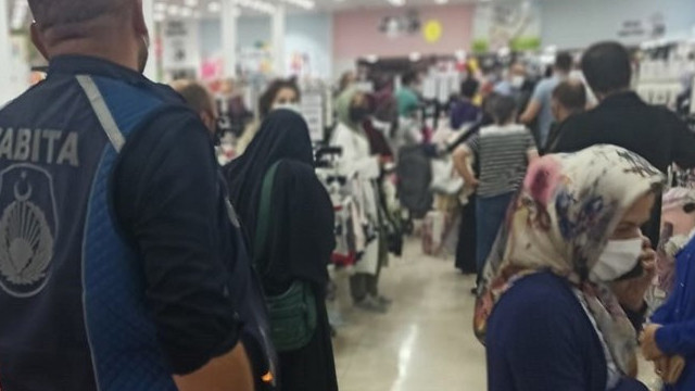 Alışveriş yaparken sosyal mesafeyi hiçe saydılar!