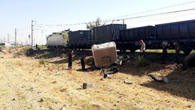 Hemzemin geçitte tren ile kamyon çarpıştı: 1 ölü