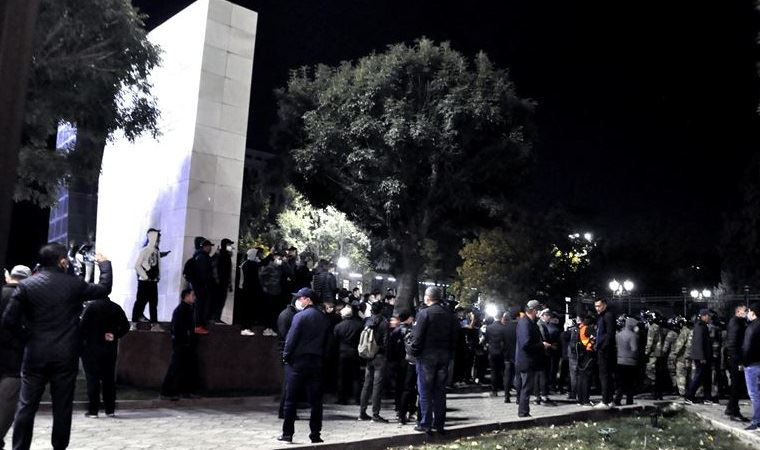 Kırgızistan'da Cumhurbaşkanlığı Sarayı ve parlamento işgal edildi