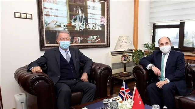 Bakan Akar, İngiliz mevkidaşı Wallace ile görüştü