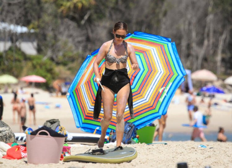 Güzel oyuncudan plajda dalgıç kıyafetli önlem - Resim: 1