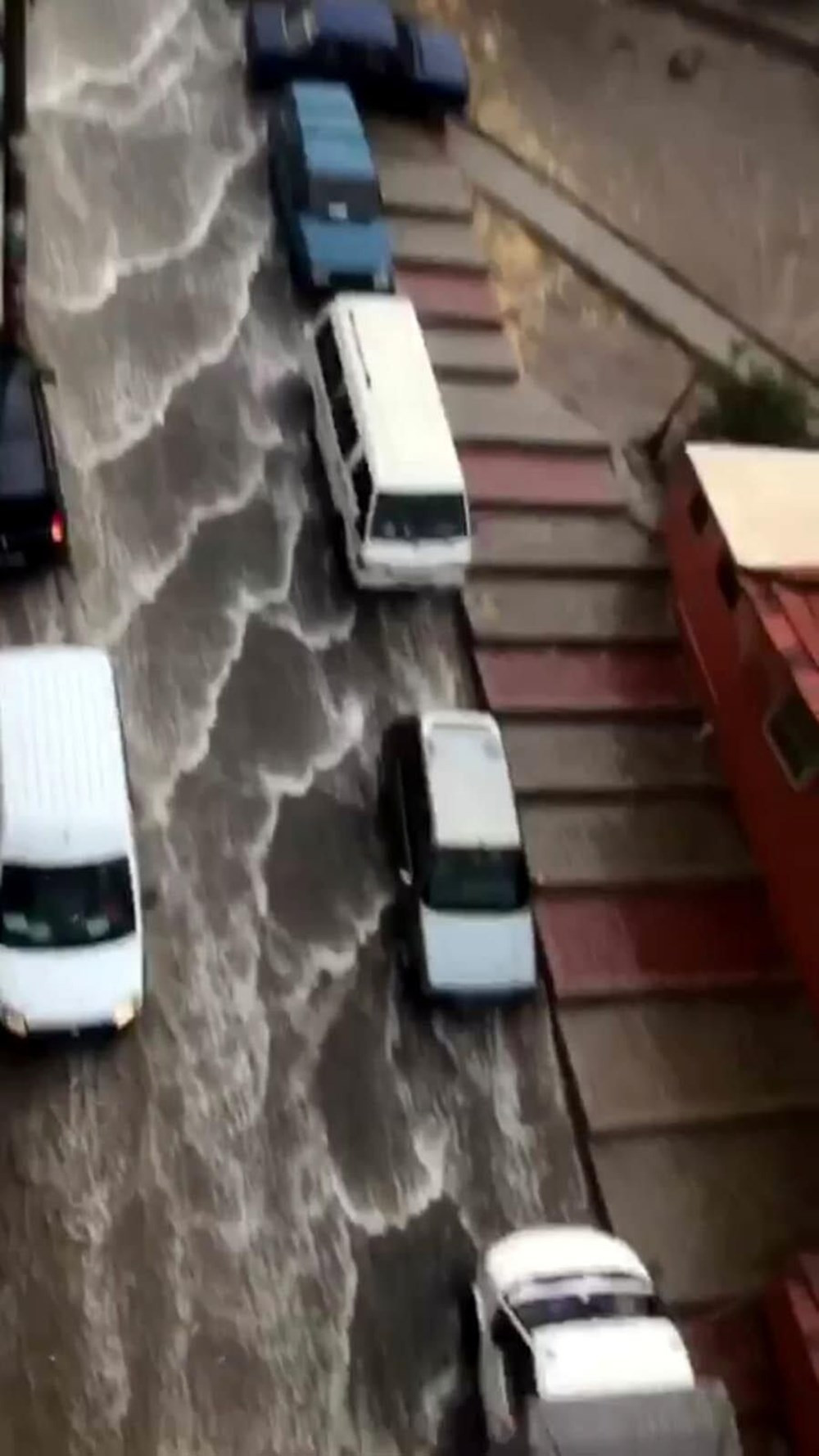 İzmir'de dolu ve sağanak hayatı felç etti