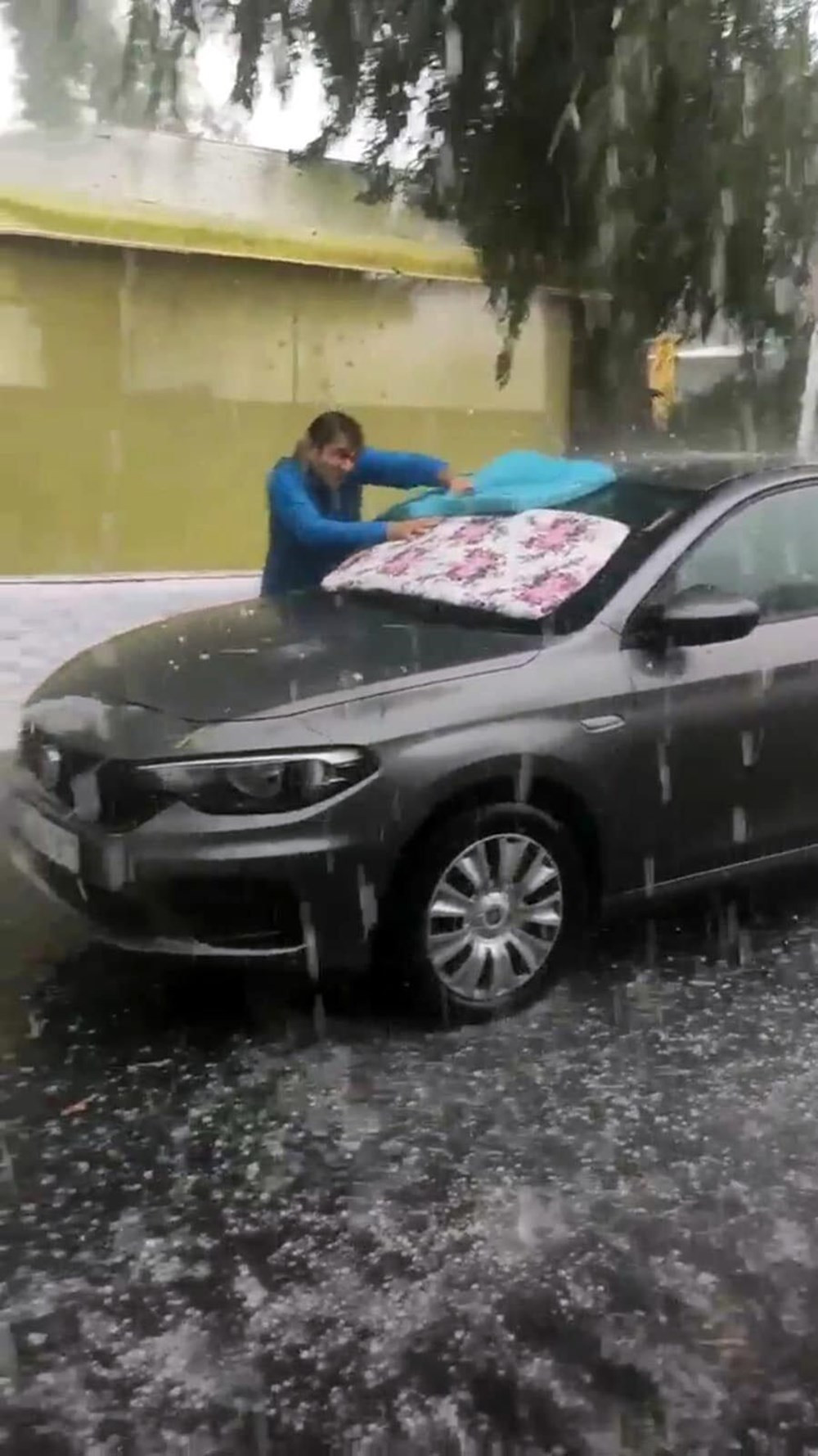 İzmir'de dolu ve sağanak hayatı felç etti