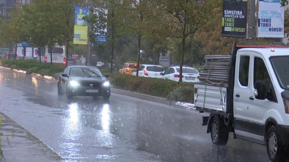 İzmir'de dolu ve sağanak hayatı felç etti