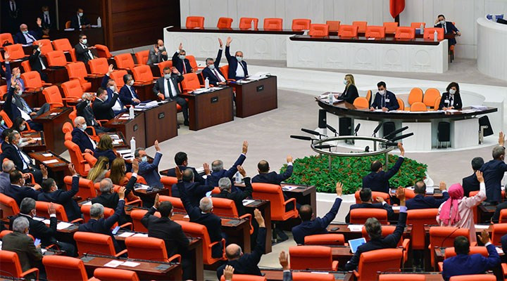 ''Mega projeleri gizleyen'' teklif komisyondan geçti