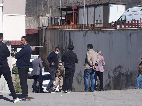 Hakkari'de esrarengiz olay! Boş arazide iki ceset bulundu
