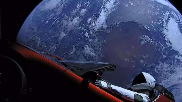SpaceX'in uzaya gönderdiği elektrikli otomobil Mars'a yaklaştı