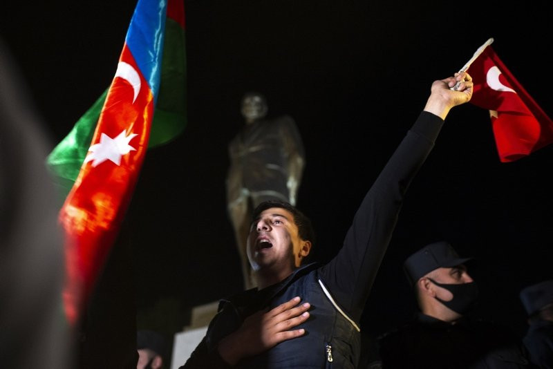 Azerbaycan'da zafer coşkusu! Halk sokaklara döküldü...