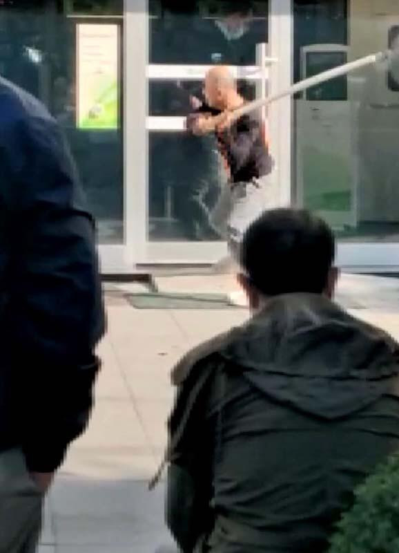 Banka şubesine sopayla saldırdı!