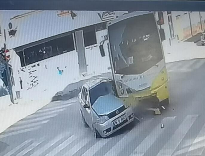 Özel halk midibüsü ile otomobil çarpıştı: 7 yaralı