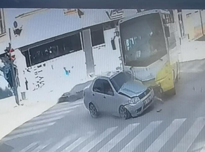 Özel halk midibüsü ile otomobil çarpıştı: 7 yaralı