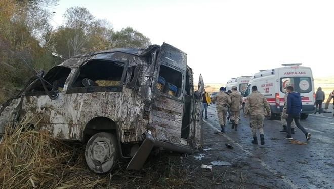 Van'da minibüs takla attı: Ölü ve yaralılar var