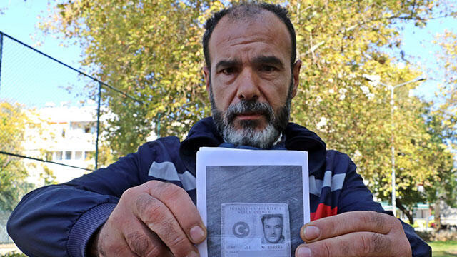Kimlik kartını çıkartmaya gitti, kimliğini aldığında şoke oldu
