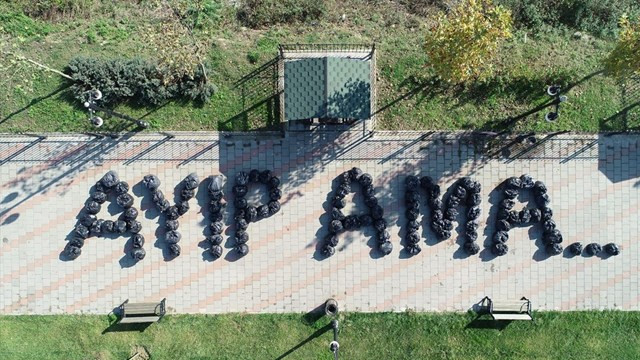 Temizlik işçileri çöp torbalarıyla ''Ayıp ama'' yazarak tepki gösterdi