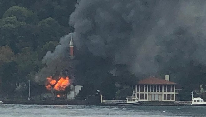 İstanbul Boğazı kıyısındaki tarihi cami alev alev yandı