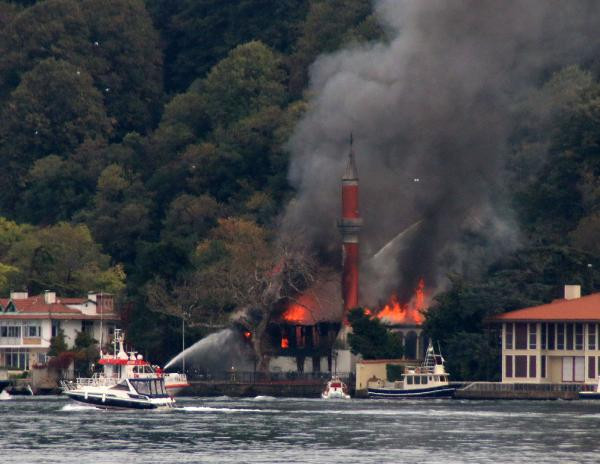Alev alev yanan tarihi Vaniköy Camii'nin son hali görüntülendi