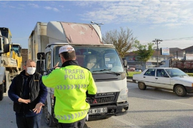 Kamyonet sürücüsüne solmuş Türk bayrağı cezası
