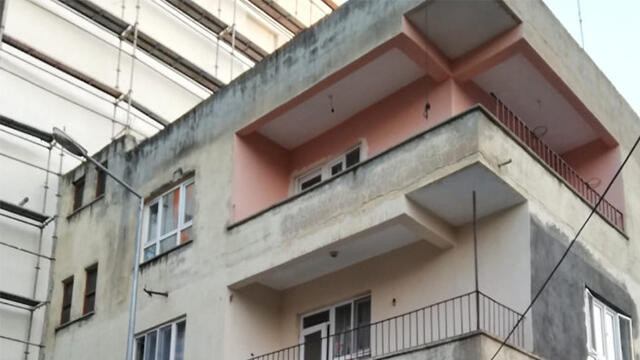 Çatıdan eve girmeye çalışırken aşağı düştü