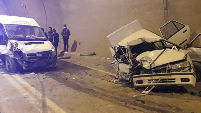Minibüs ile otomobil kafa kafaya çarpıştı: 1 ölü, 4 yaralı