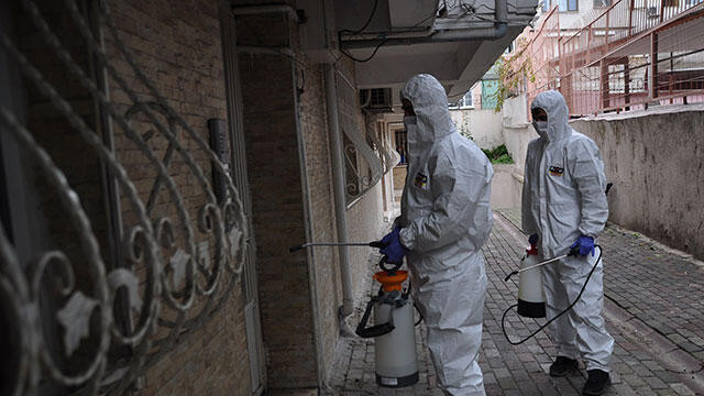 Fatih'te koronavirüs vakaları görülen binalar dezenfekte ediliyor