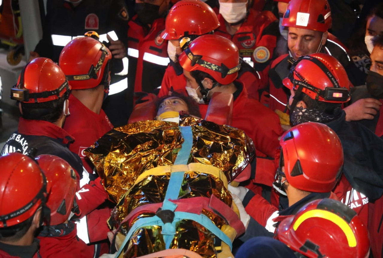 Bir mucize daha! 58 saat sonra enkazdan sağ çıkarıldı