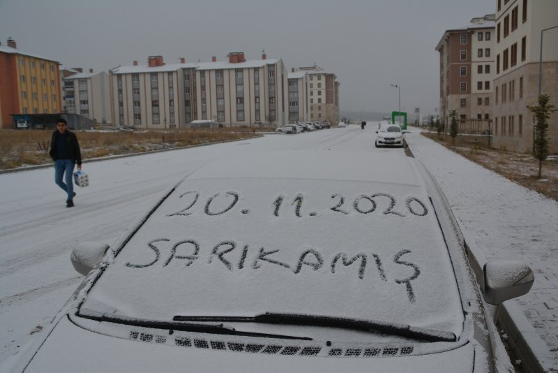 Kars beyaz örtüsüne büründü