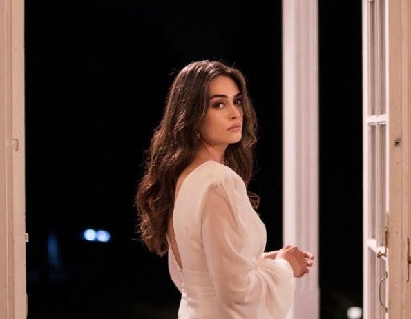 Esra Bilgiç’in kardeşi sosyal medyada olay oldu!