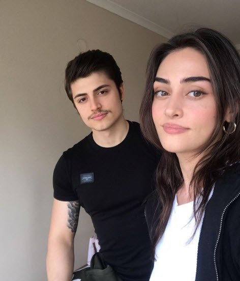 Esra Bilgiç’in kardeşi sosyal medyada olay oldu!