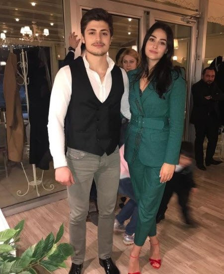 Esra Bilgiç’in kardeşi sosyal medyada olay oldu!